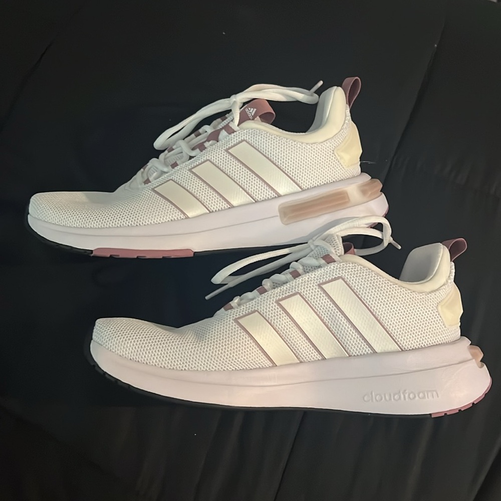 NWOT Adidas Cloudfoam tennis shoes